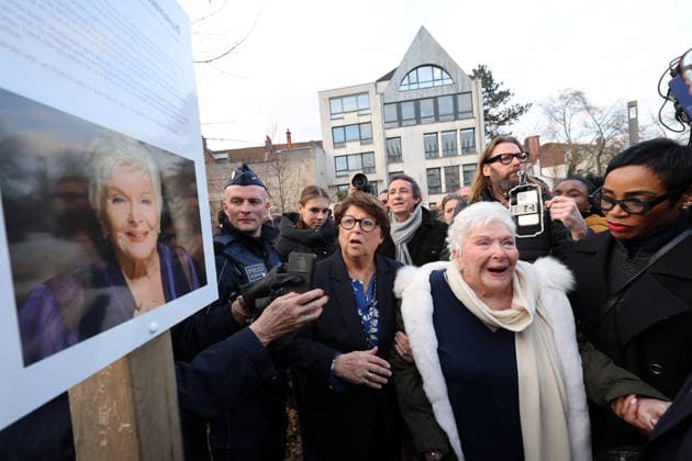 Line Renaud, 97, inaugurated a public garden bearing her name in Lille, France, on Wednesday, December 17, 2025 Claude Dubourg Bestimage French singer, revue leader and actress Line Renaud, 97, inaugurated a public garden bearing her name in Lille, France, on Wednesday, December 17, 2025 Lille France  Copyright: xClaudexDubourgx xBestimagexClaudexDubourgx xBestimagex