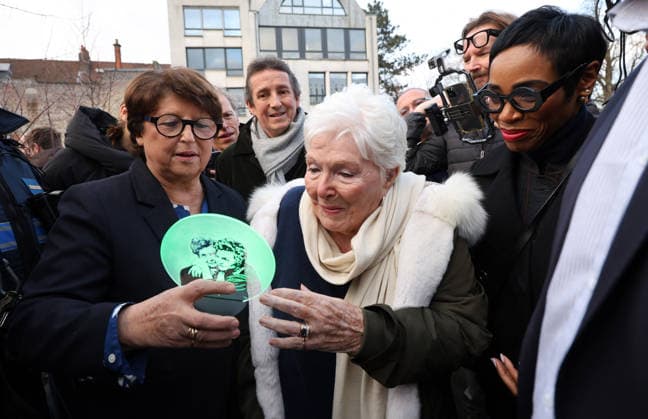 Line Renaud, 97, inaugurated a public garden bearing her name in Lille, France, on Wednesday, December 17, 2025 Claude Dubourg Bestimage French singer, revue leader and actress Line Renaud, 97, inaugurated a public garden bearing her name in Lille, France, on Wednesday, December 17, 2025 Lille France  Copyright: xClaudexDubourgx xBestimagexClaudexDubourgx xBestimagex