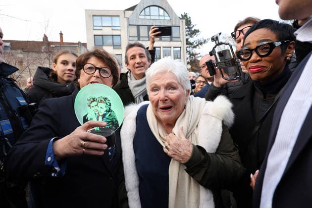 Line Renaud, 97, inaugurated a public garden bearing her name in Lille, France, on Wednesday, December 17, 2025 Claude Dubourg Bestimage French singer, revue leader and actress Line Renaud, 97, inaugurated a public garden bearing her name in Lille, France, on Wednesday, December 17, 2025 Lille France  Copyright: xClaudexDubourgx xBestimagexClaudexDubourgx xBestimagex