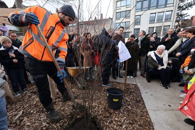 Line Renaud, 97, inaugurated a public garden bearing her name in Lille, France, on Wednesday, December 17, 2025 Claude Dubourg Bestimage French singer, revue leader and actress Line Renaud, 97, inaugurated a public garden bearing her name in Lille, France, on Wednesday, December 17, 2025 Lille France  Copyright: xClaudexDubourgx xBestimagexClaudexDubourgx xBestimagex