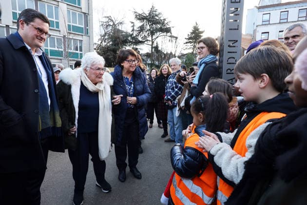 Line Renaud, 97, inaugurated a public garden bearing her name in Lille, France, on Wednesday, December 17, 2025 Claude Dubourg Bestimage French singer, revue leader and actress Line Renaud, 97, inaugurated a public garden bearing her name in Lille, France, on Wednesday, December 17, 2025 Lille France  Copyright: xClaudexDubourgx xBestimagexClaudexDubourgx xBestimagex