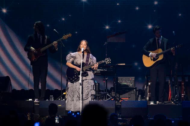 HOT 99.5 iHeartRadio Jingle Ball 2025 DC Laufey performs during iHeartRadio Hot 99.5 s Jingle Ball 2025 Presented By Capital One at Capital One Arena on December 16, 2025 in Washington, DC. Washington DC Capital One Arena District of Columbia USA Copyright: xLisaxWalker imageSPACEx