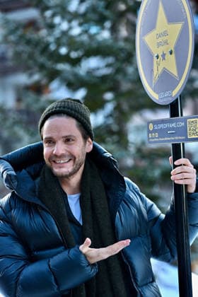 Les Arcs Film Festival - Day Five. FC LES ARCS, FRANCE - DECEMBER 17: Daniel Bruhl attends his Slope Of Fame sign unveiling during Day Five of Les Arcs Film Festival on December 17, 2025 in Les Arcs, France.. Photo by Franck Castel ABACAPRESS.COM Les Arcs France  Copyright: xCastelxFranck ABACAx