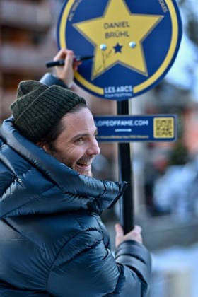 Les Arcs Film Festival - Day Five. FC LES ARCS, FRANCE - DECEMBER 17: Daniel Bruhl attends his Slope Of Fame sign unveiling during Day Five of Les Arcs Film Festival on December 17, 2025 in Les Arcs, France.. Photo by Franck Castel ABACAPRESS.COM Les Arcs France  Copyright: xCastelxFranck ABACAx