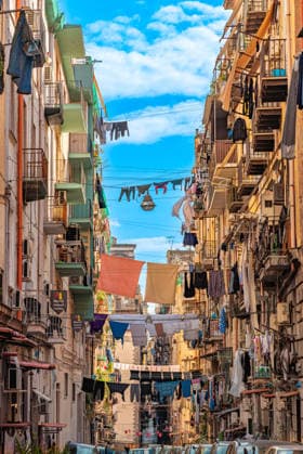 Das Centro Storico, die historische Altstadt von Neapel Wäscheleinen und Wäsche zum Trocknen zwischen den Häusern und über der Straße des Centro Storico, der lebhaften Altstadt von Neapel. (License=RF) Copyright: xZoonar.com StefanxLawsx 24265756