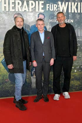Mads Mikkelsen, Thomas Ostrup Moller and Anders Thomas Jensen at the premiere of the feature film Therapy for Vikings at the Delphi Filmpalast cinema in Berlin, 17 12 2025 Foto:xM.xBehrensx xFuturexImagex wikinger_5213
