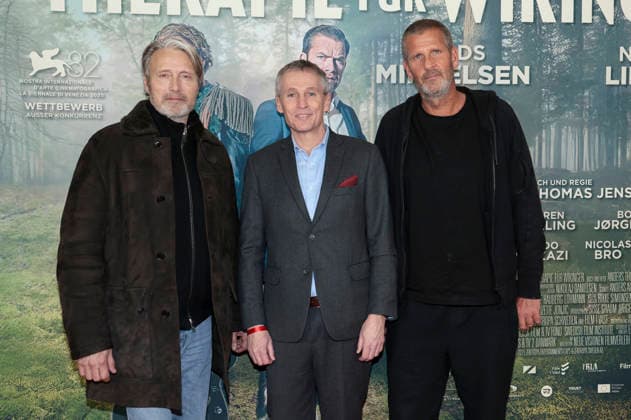 Mads Mikkelsen, Thomas Ostrup Moller and Anders Thomas Jensen at the premiere of the feature film Therapy for Vikings Den sidste viking The Last Viking at the Delphi Filmpalast cinema in Berlin, 17 12 2025 Foto:xS.xGabschx xFuturexImagex wikinger_5232