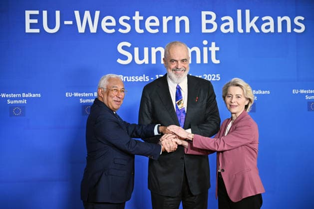 News Bilder des Tages EU-Western Balkans Summit in Belgium BRUSSELS, BELGIUM - DECEMBER 17: European Council President Antonio Costa (L), European Commission President Ursula von der Leyen (R), Prime Minister of Albania Edi Rama (C) attend the EU-Western Balkans summit in Brussels, Belgium on December 17, 2025. Dursun Aydemir Anadolu Brussels Belgium. Editorial use only. Please get in touch for any other usage.  Copyright: x2025xAnadoluxDursunxAydemirx