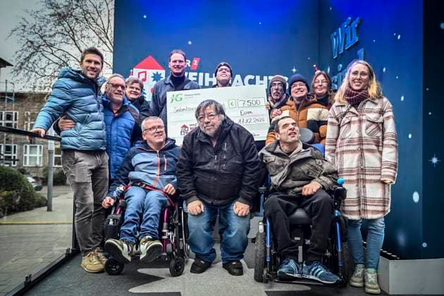 Weihnachtswunder1712: Das Weihnachtswunder am Tag 5 auf dem Burgplatz. Die vier Moderatoren Sabine Heinrich, Steffi Neu, Jan Malte Andresen und Thomas Bug moderieren das Weihnachtswunder für den WDR. Immer steht mindestens einer von ihnen am Mikrofon und nimmt Musikwünsche gegen eine Spende entgegen. Das Weihnachtswunder wird vom Burgplatz in der Essener Innenstadt übertragen. ** NUR FÜR REDAKTIONELLE ZWECKE ** EDITORIAL USE ONLY **<p>Publikum auf dem Burgplatz am Mittwoch, dem 17. Dezember 2025. Das Weihnachtswunder am Mittwoch auf dem Burgplatz am Tag 5. Die vier Moderatoren Sabine Heinrich, Steffi Neu, Jan Malte Andresen und Thomas Bug moderieren das Weihnachtswunder für den WDR. Immer steht mindestens einer von ihnen am Mikrofon Copyright: KerstinxKokoska doc83qhjx33exyyx6ct12r8 ,EDITORIAL USE ONLY