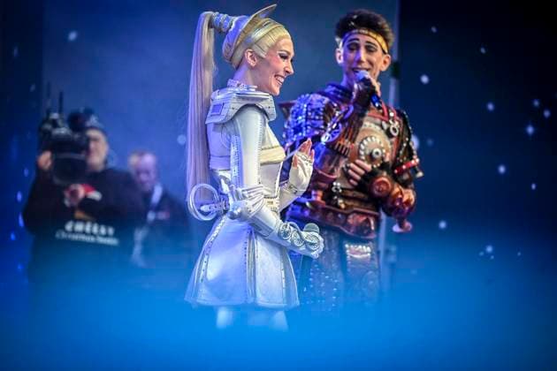 Weihnachtswunder1712: Das Weihnachtswunder am Tag 5 auf dem Burgplatz. Die vier Moderatoren Sabine Heinrich, Steffi Neu, Jan Malte Andresen und Thomas Bug moderieren das Weihnachtswunder für den WDR. Immer steht mindestens einer von ihnen am Mikrofon und nimmt Musikwünsche gegen eine Spende entgegen. Das Weihnachtswunder wird vom Burgplatz in der Essener Innenstadt übertragen. ** NUR FÜR REDAKTIONELLE ZWECKE ** EDITORIAL USE ONLY **<p>Stars von Starlight Express am Mittwoch, dem 17. Dezember 2025. Das Weihnachtswunder am Mittwoch auf dem Burgplatz am Tag 5. Die vier Moderatoren Sabine Heinrich, Steffi Neu, Jan Malte Andresen und Thomas Bug moderieren das Weihnachtswunder für den WDR. Immer steht mindestens einer von ihnen am Mikrofo Copyright: KerstinxKokoska doc83qhjyj3njd1fk74y12vo ,EDITORIAL USE ONLY