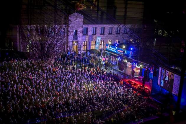 Weihnachtswunder1712: Das Weihnachtswunder am Tag 5 auf dem Burgplatz. Die vier Moderatoren Sabine Heinrich, Steffi Neu, Jan Malte Andresen und Thomas Bug moderieren das Weihnachtswunder für den WDR. Immer steht mindestens einer von ihnen am Mikrofon und nimmt Musikwünsche gegen eine Spende entgegen. Das Weihnachtswunder wird vom Burgplatz in der Essener Innenstadt übertragen. ** NUR FÜR REDAKTIONELLE ZWECKE ** EDITORIAL USE ONLY **<p>Auftritt Tim Bendzko am Mittwoch, dem 17. Dezember 2025. Das Weihnachtswunder am Mittwoch auf dem Burgplatz am Tag 5. Die vier Moderatoren Sabine Heinrich, Steffi Neu, Jan Malte Andresen und Thomas Bug moderieren das Weihnachtswunder für den WDR. Immer steht mindestens einer von ihnen am Mikrofon und Copyright: KerstinxKokoska doc83qhlueh4m11hglme12r8 ,EDITORIAL USE ONLY