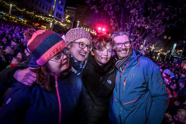 Weihnachtswunder1712: Das Weihnachtswunder am Tag 5 auf dem Burgplatz. Die vier Moderatoren Sabine Heinrich, Steffi Neu, Jan Malte Andresen und Thomas Bug moderieren das Weihnachtswunder für den WDR. Immer steht mindestens einer von ihnen am Mikrofon und nimmt Musikwünsche gegen eine Spende entgegen. Das Weihnachtswunder wird vom Burgplatz in der Essener Innenstadt übertragen. ** NUR FÜR REDAKTIONELLE ZWECKE ** EDITORIAL USE ONLY **<p>Publikum auf dem Burgplatz am Mittwoch, dem 17. Dezember 2025. Das Weihnachtswunder am Mittwoch auf dem Burgplatz am Tag 5. Die vier Moderatoren Sabine Heinrich, Steffi Neu, Jan Malte Andresen und Thomas Bug moderieren das Weihnachtswunder für den WDR. Immer steht mindestens einer von ihnen am Mikrofon Copyright: KerstinxKokoska doc83qhmx692e9tph0q12r8 ,EDITORIAL USE ONLY