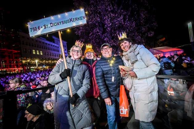 Weihnachtswunder1712: Das Weihnachtswunder am Tag 5 auf dem Burgplatz. Die vier Moderatoren Sabine Heinrich, Steffi Neu, Jan Malte Andresen und Thomas Bug moderieren das Weihnachtswunder für den WDR. Immer steht mindestens einer von ihnen am Mikrofon und nimmt Musikwünsche gegen eine Spende entgegen. Das Weihnachtswunder wird vom Burgplatz in der Essener Innenstadt übertragen. ** NUR FÜR REDAKTIONELLE ZWECKE ** EDITORIAL USE ONLY **<p>Publikum auf dem Burgplatz am Mittwoch, dem 17. Dezember 2025. Das Weihnachtswunder am Mittwoch auf dem Burgplatz am Tag 5. Die vier Moderatoren Sabine Heinrich, Steffi Neu, Jan Malte Andresen und Thomas Bug moderieren das Weihnachtswunder für den WDR. Immer steht mindestens einer von ihnen am Mikrofon Copyright: KerstinxKokoska doc83qhmx1gtr71heoha12vo ,EDITORIAL USE ONLY