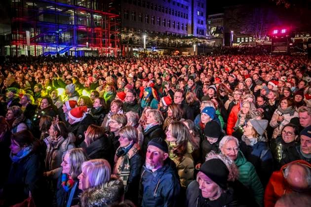 Weihnachtswunder1712: Das Weihnachtswunder am Tag 5 auf dem Burgplatz. Die vier Moderatoren Sabine Heinrich, Steffi Neu, Jan Malte Andresen und Thomas Bug moderieren das Weihnachtswunder für den WDR. Immer steht mindestens einer von ihnen am Mikrofon und nimmt Musikwünsche gegen eine Spende entgegen. Das Weihnachtswunder wird vom Burgplatz in der Essener Innenstadt übertragen. ** NUR FÜR REDAKTIONELLE ZWECKE ** EDITORIAL USE ONLY **<p>Auftritt Kamrad am Mittwoch, dem 17. Dezember 2025. Das Weihnachtswunder am Mittwoch auf dem Burgplatz am Tag 5. Die vier Moderatoren Sabine Heinrich, Steffi Neu, Jan Malte Andresen und Thomas Bug moderieren das Weihnachtswunder für den WDR. Immer steht mindestens einer von ihnen am Mikrofon und nimmt Copyright: KerstinxKokoska doc83qho114hxi1ggjst12r8 ,EDITORIAL USE ONLY