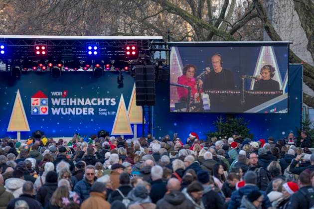 The WDR2 Christmas Miracle, donation campaign over 5 days long, non-stop broadcast, 24 hours, by 4 presenters, here the 4th time, this time from Burgplatz in Essen, collecting donations against hunger in the world and for the food banks in NRW, 15 644 256 â¬ were donated, big event with huge reach, NRW, Germany, WDR2 Christmas Miracle