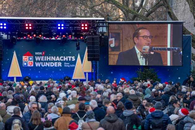 The WDR2 Christmas Miracle, donation campaign over 5 days long, non-stop broadcast, 24 hours, by 4 presenters, here the 4th time, this time from Burgplatz in Essen, collecting donations against hunger in the world and for the food banks in NRW, 15 644 256 â¬ were donated, big event with huge reach, Essens Lord Mayor Thomas Kufen, NRW, Germany, WDR2 Christmas Miracle