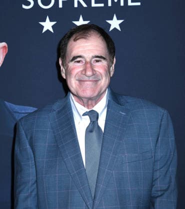 December 16, 2025, New York, Ny, United States: Richard Kind attends A24 s Marty Supreme New York Premiere. Held at Regal Times Square in New York. Zuma Press December 16, 2025. New York United States - ZUMAp281 20251216_zea_p281_299 Copyright: xPhotoxImagexPressx