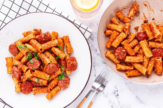 rigatoni pasta mit würziger wurst und reiche tomatensauce serviert, auf einem weißen teller, hausgemacht, rigatoni pasta with spicy sausage, and rich tomato sauce served, on a white plate, homemade, (License=RF) Copyright: xZoonar.com Galax 24340547