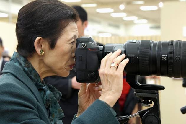Japan Princess Hisako Japanese Princess Hisako tries out a professional camera at a news photo exhibition in Tokyo on Dec. 17, 2025. (Pool photo)  A14AA0005123380P