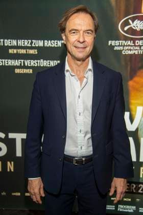 abb Gunnar Dedio German film producer and media entrepreneur He is founder and managing director of the film production company LOOKSfilm on the red carpet at the Berlin premiere of the movie Zwei Staatsanwälte Staatsanwaelte at Cinema Paris Berlin on December 17, 2025 in Berlin Berlin Germany
