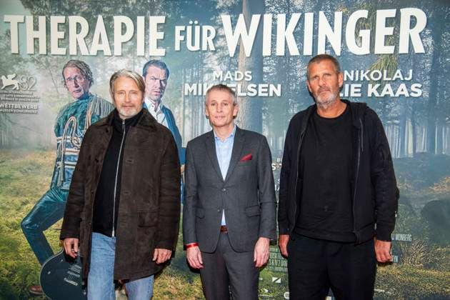 abb Mads Mikkelsen, Thomas Ostrup Moller Danish Ambassador and Anders Thomas Jensen on the red carpet at the Berlin movie premiere of Therapy for Vikings at the Delphi Filmpalast Berlin cinema on 17 12 2025 Berlin Germany