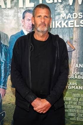 abb Anders Thomas Jensen Danish director screenwriter and actor on the red carpet at the Berlin Film Premiere of Therapy for Vikings at the Delphi Filmpalast Berlin on December 17, 2025 Berlin Germany