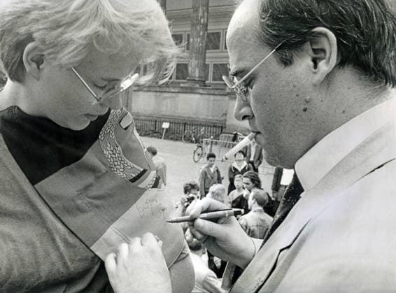 Gregor Gysi, PDS-Vorsitzender, signiert DDR-Fahne, PDS-Kundgebung im Lustgarten, Berlin, DDR, 31. Mai 1990 DDR, Ostberlin, Berlin, 31. Mai 1990, Gregor Gysi, geb. 1948, PDS-Vorsitzender, junger Kundgebungsteilnehmer lässt sich seine DDR-Fahne signieren, Autogramm, DDR-Flagge, PDS-Kundgebung im Berliner Lustgarten, PDS, Politik, Kundgebung, DDR-Politik, Politiker, Wende, Wendezeit, 1990, 90er, 1990er, Jahre, historisch, Zeitgeschichte, Geschichte *** Gregor Gysi, PDS chairman, signs GDR flag, PDS rally in the Lustgarten, Berlin, GDR, May 31, 1990 GDR, East Berlin, Berlin, May 31, 1990, Gregor Gysi, born 1948, PDS chairman, young rally participant has his GDR flag signed, autograph, GDR flag, PDS rally in the Berlin Lustgarten, PDS, politics