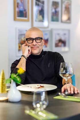 Kemal Üres at the photo shoot in the Wundertüte restaurant With his Kemal Rescues initiative, expert and restaurateur Kemal Üres supports restaurateurs in diffi Foto:xO.xLangelx xFuturexImagex ueres_5205