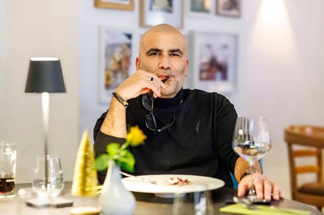 Kemal Üres at the photo shoot in the Wundertüte restaurant With his Kemal Rescues initiative, expert and restaurateur Kemal Üres supports restaurateurs in diffi Foto:xO.xLangelx xFuturexImagex ueres_5207