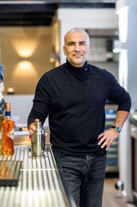 Kemal Üres at the photo shoot in the Wundertüte restaurant With his Kemal Rescues initiative, expert and restaurateur Kemal Üres supports restaurateurs in diffi Foto:xO.xLangelx xFuturexImagex ueres_5212