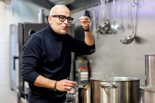 Kemal Üres at the photo shoot in the Wundertüte restaurant With his Kemal Rescues initiative, expert and restaurateur Kemal Üres supports restaurateurs in diffi Foto:xO.xLangelx xFuturexImagex ueres_5216