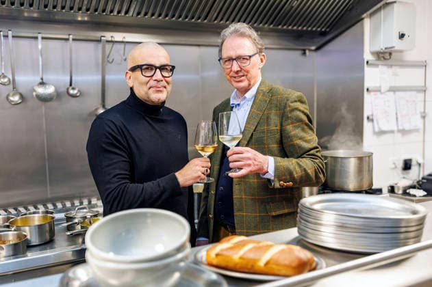 Kemal Üres with restaurant owner Jörg Daube at the photo shoot in the Wundertüte restaurant With his Kemal Rescues initiative Foto:xO.xLangelx xFuturexImagex ueres_5218