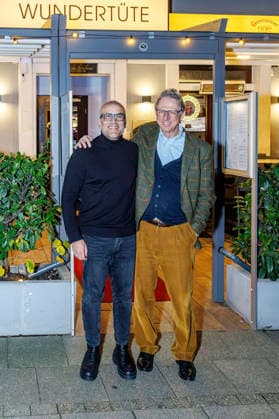 Kemal Üres with restaurant owner Jörg Daube at the photo shoot in the Wundertüte restaurant With his Kemal Rescues initiative Foto:xO.xLangelx xFuturexImagex ueres_5219