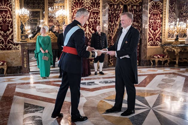The King receives the Letters of Credence of the new ambassadors King Felipe VI receives the Ambassador of the Kingdom of Norway, Lars Andersen, at the Royal Palace in Madrid, on December 18, 2025, in Madrid Spain The King receives today the Letters of Credence of the new ambassadors of the Holy See, Norway, Luxembourg, Lithuania, Brazil and Ireland, at the Royal Palace in Madrid Spain, Luxembourg, Lithuania, Brazil and Ireland , at the Royal Palace of Madrid, on December 18, 2025, in Madrid Spain The King receives today the Letters of Credence of the new ambassadors of the Holy See, Norway, Luxembourg, Lithuania, Brazil and Ireland 18 DECEMBER 2025 Diego Radamé Madrid Madrid Spain Copyright: xDiegoxRadamà sx 7176743