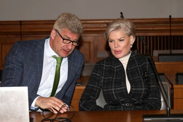 Melanie Müller with her lawyer Adrian Stahl at the appeal trial for using signs of unconstitutional and terrorist organizations at Leipzig District Court Leipzig, 18 12 2025 Foto:xAgenturxWehnertx xGränzdörferx xFuturexImagex mueller_5217