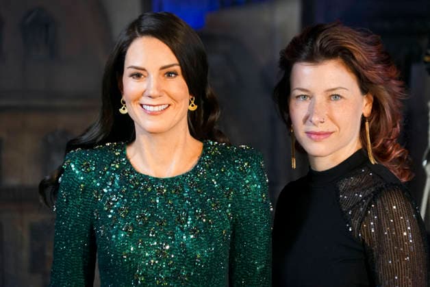 cntv HRH Catherine, Princess of Wales, GCVO, CH, Catherine Fuerstin of Wales is a new figure in the Hamburg Wax Museum, the Panoptikum on the Reeperbahn in St Pauli The wax replica of Catherine, Princess of Wales with Lisa Buescher figure maker of the Panoptikum on 18 12 2025 in Hamburg Hamburg Germany