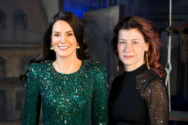 cntv HRH Catherine, Princess of Wales, GCVO, CH, Catherine Fuerstin of Wales is a new figure in the Hamburg Wax Museum, the Panoptikum on the Reeperbahn in St Pauli The wax replica of Catherine, Princess of Wales with Lisa Buescher figure maker of the Panoptikum on 18 12 2025 in Hamburg Hamburg Germany