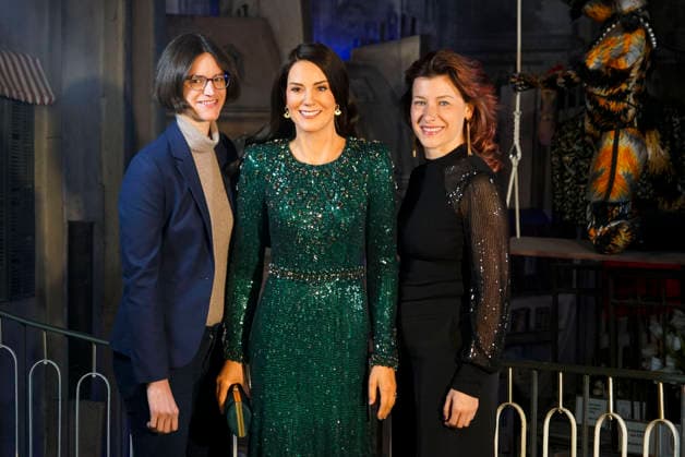 cntv HRH Catherine, Princess of Wales, GCVO, CH, Catherine Princess of Wales is a new figure in the Hamburg Wax Museum, the Panoptikum on the Reeperbahn in St Pauli The wax replica of Catherine, Princess of Wales, in the middle next to Susanne Faerber Panoptikum director and Lisa Buescher figure maker of the Panoptikum on 18 12 2025 in