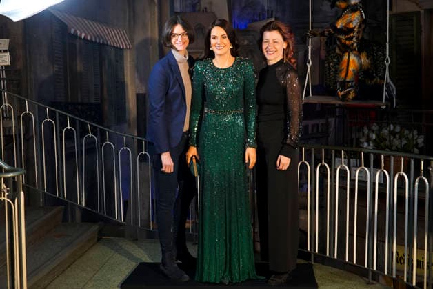cntv HRH Catherine, Princess of Wales, GCVO, CH, Catherine Princess of Wales is a new figure in the Hamburg Wax Museum, the Panoptikum on the Reeperbahn in St Pauli The wax replica of Catherine, Princess of Wales, in the middle next to Susanne Faerber Panoptikum director and Lisa Buescher figure maker of the Panoptikum on 18 12 2025 in