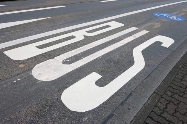 Die Umweltspur (hier auf der Weidenauer Straße) fuer (für) Fahrraeder (Fahrräder) und Busse. Radfahren, Fahrradfahren in der Innenstadt. Die Umweltspur sorgt unter den Buergern (Bürgern) fuer (für) reichlich Diskussionen, da diese Spur sehr viele Kritisch sehen. Verkehrswesen, Radfahren in der Innenstadt am 17.12.2025 in Siegen Deutschland. *** The environmental lane here on Weidenauer Straße for bicycles Bicycles and buses Cycling, Cycling in the city center The environmental lane is causing a lot of discussion among citizens, as many are critical of this lane Traffic, Cycling in the city center on 17 12 2025 in Siegen Germany