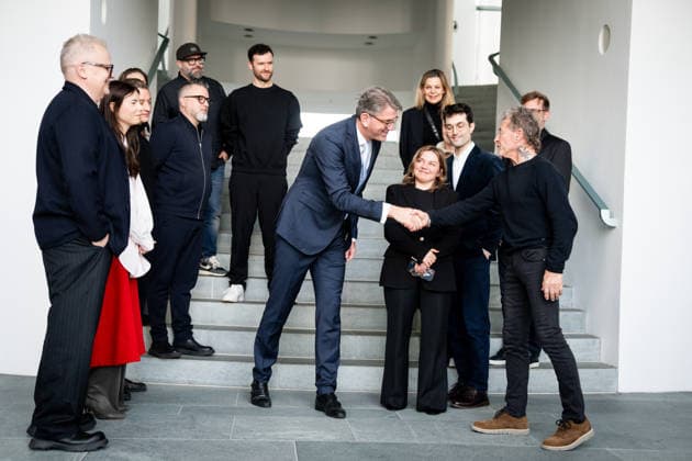 Musik-Gipfel im Bundeskanzleramt Wolfram Weimer, Beauftragte der Bundesregierung fuer Kultur und Medien begruesst Musiker im Bundeskanzleramt mit Justus Huettner, Musiker, Karo Schrader, Musikerin, Akademie fuer Populaere Musik Musikmanagerin Sylvia Kollek, Christopher Annen von der Band AnnenMayKantereit, Anna Depenbusch, Musikerin, Peter Maffay; Musiker, Akademie fuer Populaere Musik Balbina Jagielska (Balbina) , Musiker Herbert Groenemeyer; Musiker, Annett Louisan, Musikerin, Ali Zuckowski, Musiker, Daniel Grunenberg von der Band Glasperlenspiel, Maeckes, Musiker, Axel Mueller, Musiker, zu einer Gespraechsrunde des Musik-Gipfels im Bundeskanzleramt zum Thema: die Folgen des Streamingmarktes für die Musikschaffenden Berlin Berlin Deuts