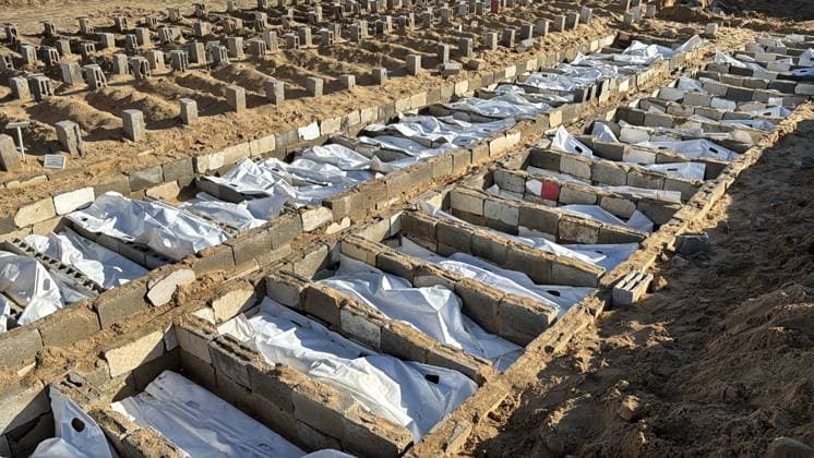 News Bilder des Tages Bodies of 80 Palestinians recovered from rubbles of destroyed building in Gaza DEIR AL-BALAH, GAZA - DECEMBER 18: Funeral prayers are held at the Al-Shifa Medical Complex for the bodies of Palestinians recovered from the rubble of a five-story residential building, in Deir al-Balah, Gaza on December 18, 2025. 80 bodies of Palestinians recovered from house belonging to the Salim family, which was hit by the Israeli attacks after nearly one and a half year ago. The building had housed more than 100 people at the time of the attack. After three days of search and recovery efforts, the remains of 80 Palestinians were retrieved from under the debris. Anas Zeyad Fteha Anadolu Deir al-Balah Gaza. Editorial use only. Please get in touch for any o  Copyright: x2025xAnadoluxAnasxZeyadxFtehax