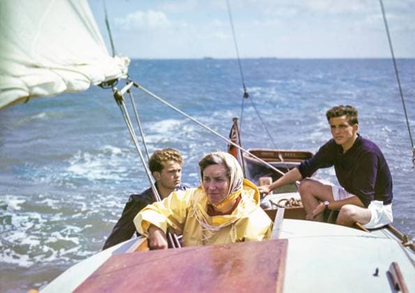 Frau segelt mit zwei jungen Männern auf einer kleinen Yacht, Großbritannien 1950er Jahre Woman sailing on small yacht with two young men, UK 1950s Copyright: imageBROKER IanxMurray iblimu15943867.jpg