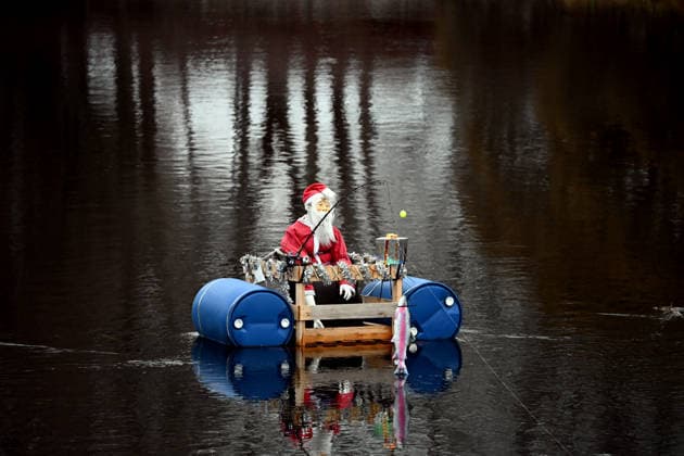 News Bilder des Tages 2025-12-18 SMEDJEBACKEN Det milda vädret är en utmaning för de flesta även denna tomte som sitter i an genom Smedjebacken tycker nog att det är lite för varmt för arstiden. Foto Ulf Palm TT Kod 71515 SMEDJEBACKEN SVERIGE x71515x *** 2025 12 18 SMEDJEBACKEN The mild weather is a challenge for most people even this Santa sitting in a through Smedjebacken probably thinks its a little too hot for the season Photo Ulf Palm TT Code 71515 SMEDJEBACKEN SWEDEN x71515x  Copyright: xUlfxPalmx xTTx VINTER SMEDJEBACKEN MxRYiKzhLTw
