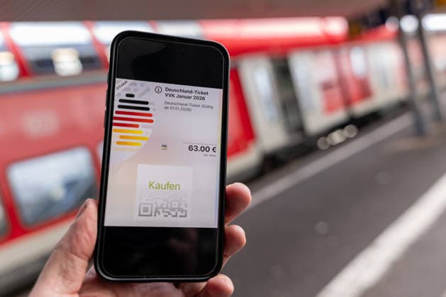 Germany ticket with new price at train station 17 12 25, Limburg Symbol photo, illustration image, symbol image, illustration photo, everyday scene A smartphone shows the digital Germany ticket with a price of 63 euros The Copyright: xThorstenxWagnerx