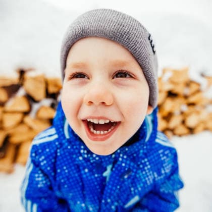 Ein süßer Junge lächelt und freut sich über eine Mütze an einem sonnigen Wintertag. Winter und Kindheit Ein süßer Junge lächelt und freut sich über eine Mütze an einem sonnigen Wintertag. Winter und Kindheit (License=RF) ,model released, Symbolfoto Copyright: xZoonar.com ViktoriiaxPopovax 24336269 ,model released, Symbolfoto ,property released