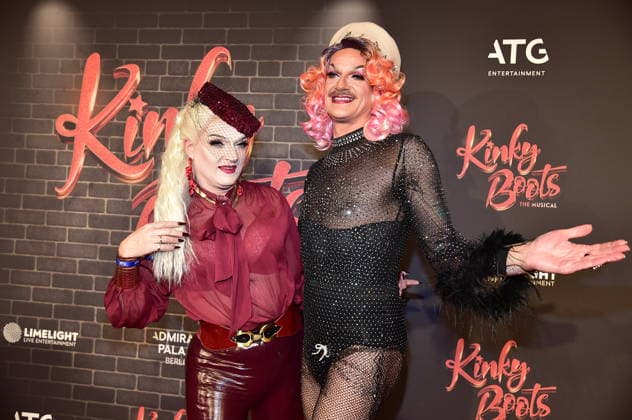 PREMIERE OF ÒKINKY BOOTS Ð THE MUSICALÒ Sheila Wolf with Gloria Viagra, Trvestiekünstler PREMIERE OF ÒKINKY BOOTS Ð THE MUSICALÒ at the Admiralspalast in Berlin on 18 12 2025 Photopress Mueller