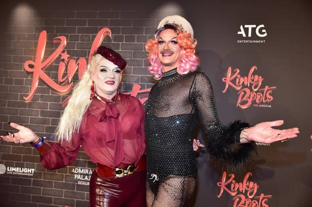 PREMIERE OF ÒKINKY BOOTS Ð THE MUSICALÒ Sheila Wolf with Gloria Viagra, Trvestiekünstler PREMIERE OF ÒKINKY BOOTS Ð THE MUSICALÒ at the Admiralspalast in Berlin on 18 12 2025 Photopress Mueller