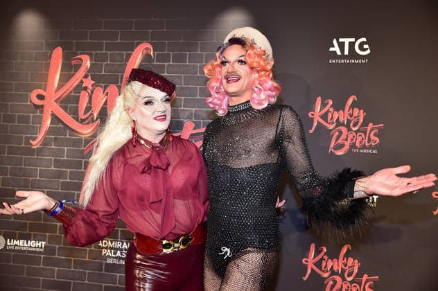 PREMIERE OF ÒKINKY BOOTS Ð THE MUSICALÒ Sheila Wolf with Gloria Viagra, Trvestiekünstler PREMIERE OF ÒKINKY BOOTS Ð THE MUSICALÒ at the Admiralspalast in Berlin on 18 12 2025 Photopress Mueller