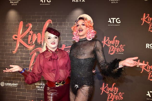 PREMIERE OF ÒKINKY BOOTS Ð THE MUSICALÒ Sheila Wolf with Gloria Viagra, Trvestiekünstler PREMIERE OF ÒKINKY BOOTS Ð THE MUSICALÒ at the Admiralspalast in Berlin on 18 12 2025 Photopress Mueller